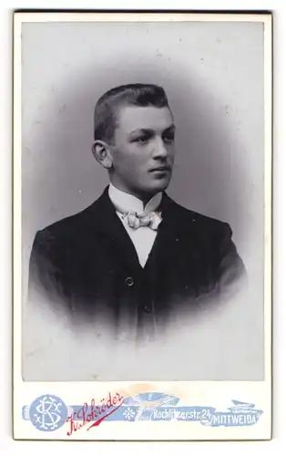 Fotografie K. Schröder, Mittweida, Portrait junger Mann Curt Werner aus Gröbschütz im Anzug mit Fliege, 1906