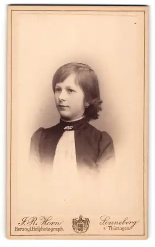 Fotografie J. B. Horn, Sonneberg i. Th., junges Mädchen Charl. Roth im Kleid mit Brosche