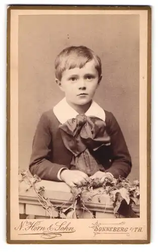 Fotografie N. Horn & Sohn, Sonneberg i. Th., junger Knabe Georg Roth im Anzug mit Schleife