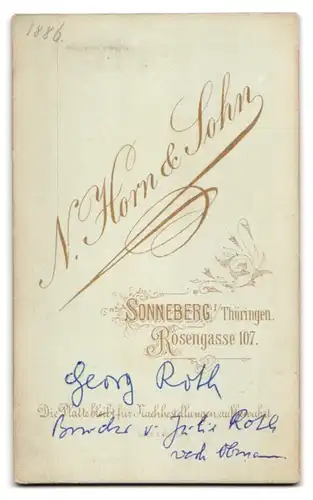 Fotografie N. Horn & Sohn, Sonneberg i. Th., junger Knabe Georg Roth im Anzug mit Schleife