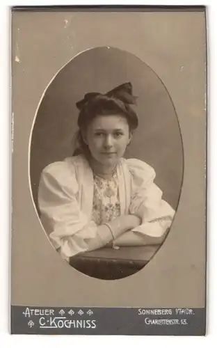 Fotografie C. Kochniss, Sonneberg i. Th., junges Mädchen Julie Roth im hellen Kleid mit Haarschleife