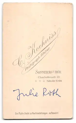 Fotografie C. Kochniss, Sonneberg i. Th., junges Mädchen Julie Roth im hellen Kleid mit Haarschleife