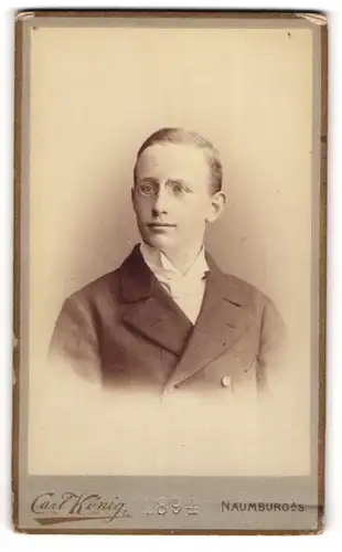 Fotografie Carl König, Naumburg a. S., junger Mann Claudio im Anzug mit Zwickerbrille, 1894