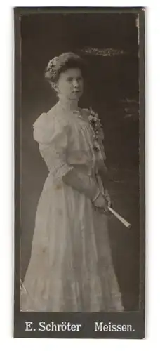 Fotografie E. Schröter, Meissen i. Sa., junge Frau Fauss um hellen Kleid mit Fächer