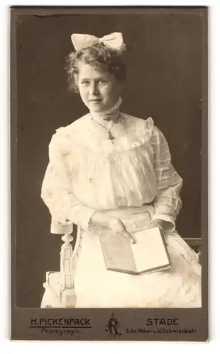 Fotografie H. Pickenpack, Stade, junge Frau Else Hermann im weissen Kleid mit Haarschleife