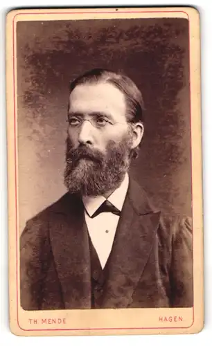 Fotografie Th. Mende, Hagen i. W., Portrait Herr K. List im Anzug mit Vollbart, 1883