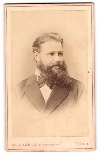 Fotografie Julius Zschille, Berlin, Portrait Herr Kosany im Anzug mit Vollbart