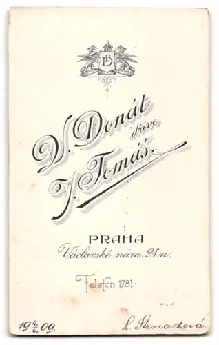 Fotografie V. Donat drive J. Tomas, Prag, junge Frau L. Strnadova