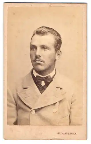 Fotografie Salzmann & Hrbeck, Pilsen, junger Mann Herr Frantik im Anzug mit Fliege, 1871