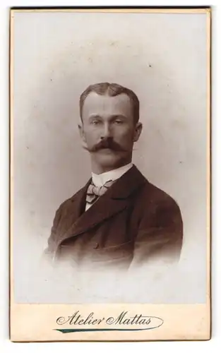 Fotografie Atelier Mattas, Chrudim, Portrait Herr Aug. Rolar im Anzug mit Mustasch, 1901