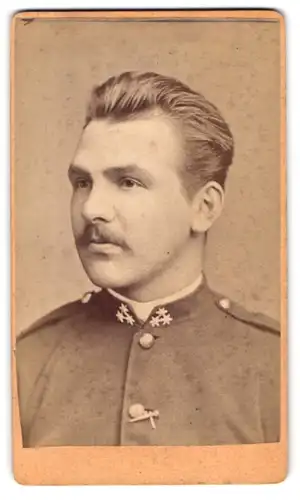 Fotografie unbekannter Fotograf und Ort, K.u.K. Soldat Zlatu in Uniform mit drei Sternen, 1873