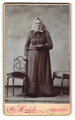 Fotografie A. Michalec, Pardubitz, polnische Frau Stari im Kleid mit Kopftuch, 1903