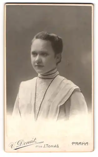 Fotografie V. Donat drive J. Tomas, Prag, junges Mädchen Marie Kuberova im hellen Kleid, 1909