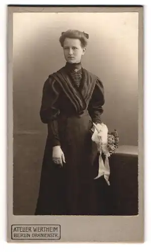 Fotografie Atelier Wertheim, Berlin, Oranienstr., junge Frau Lotte im dunklen Kleid mit Blumenstrauss