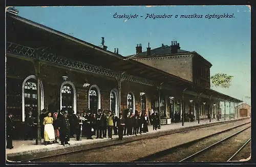 AK Èrsekujvár, Pályaudvar a muzsikus cigányokkal, Bahnhof