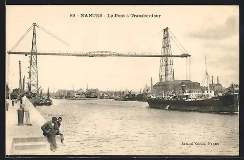 AK Nantes, Le pont a Transbordeur, Frachtschiff passiert Brücke der Schwebefähre
