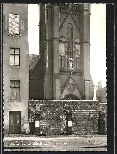 AK Berlin, Bernauer Strasse, Versöhnungskirche nach dem 13. August 1961, Mauer