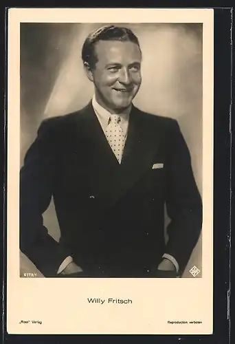 AK Schauspieler Willy Fritsch, stehend im dunklen Anzug
