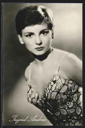 AK Ingrid Andree in einem Kleid
