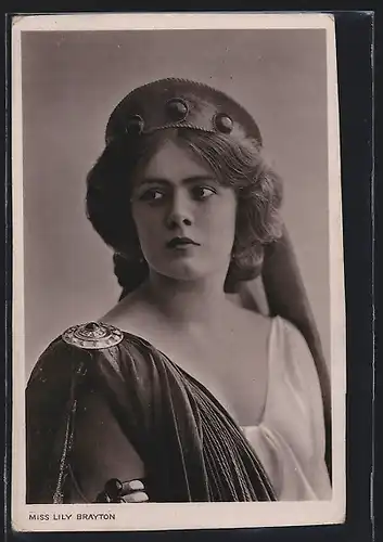 AK Schauspielerin Lily Brayton, Portrait im Kleid