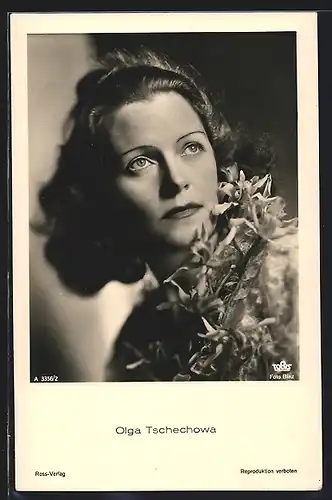 AK Schauspielerin Olga Tschechowa mit ernsten Blick über die Schulter schauend