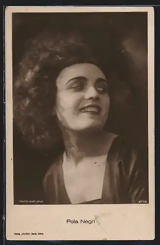 AK Schauspielerin Pola Negri lächelnd über ihre Schulter schauend