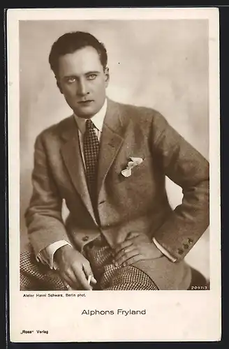 AK Schauspieler Alphons Fryland sitzend auf ein Bein abstützend