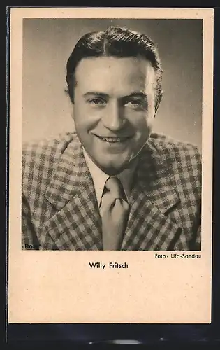 AK Schauspieler Willy Fritsch lächelnd in Kamera blickend