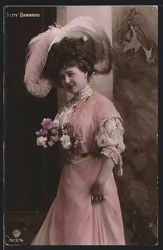 AK Schauspielerin Betty Darmand in rosa Kleid mit Hut