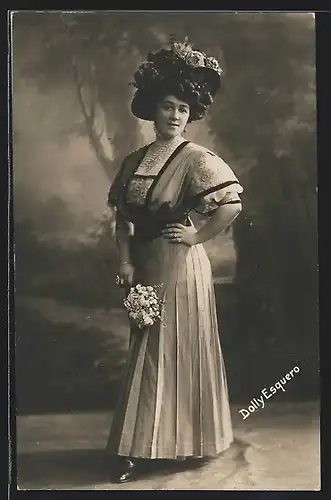 AK Schauspielerin Dolly Esquero im Kleid mit Blumenstrauss