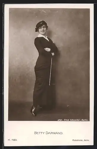 AK Schauspielerin Betty Darmand in schwarzer Garderobe an einer Wand stehend