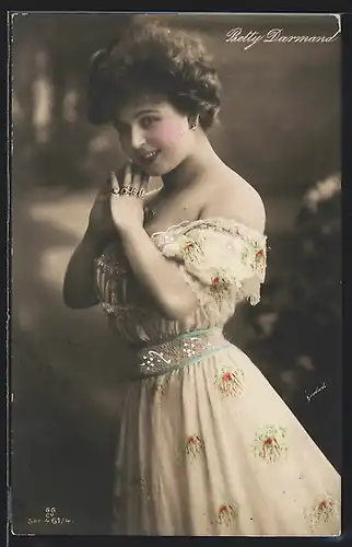 AK Schauspielerin Betty Darmand im Blumenkleid mit Ringen an den Fingern