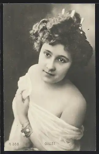 AK Schauspielerin Gillet im schulterfreien Kleid