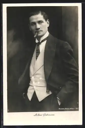 AK Schauspieler Arthur Gillmann im Anzug mit Zigarre