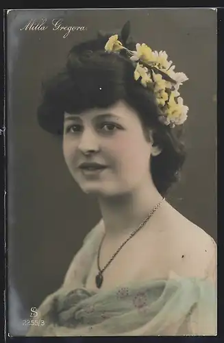AK Schauspielerin Milla Gregora mit Blumen im Haar