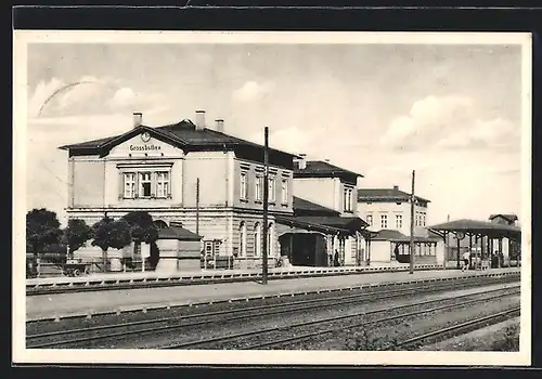 AK Grossbothen /Sa., Bahnhof mit Gaststätte Bahnhofswirtschaft, von den Gleisen gesehen