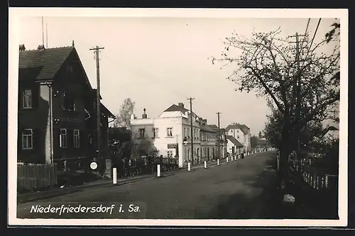 AK Niederfriedersdorf /Sa., Strassenpartie mit Villen