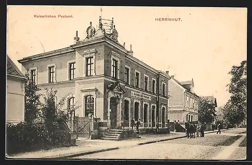 AK Herrnhut, Kaiserl. Postamt mit Strasse und Kutsche