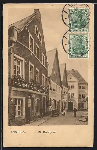 AK Löbau /Sa., Badergassse, Strassenpartie mit Geschäftshäusern, Karren, Trachten