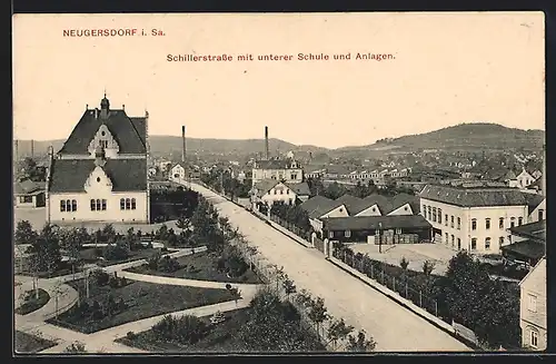 AK Neugersdorf i. Sa., Schillerstrasse mit unterer Schule und Anlagen