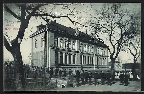 AK Kittlitz i. Sa., Obere Schule, davor Schüler