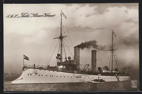 AK Kleiner Kreuzer S.M.S. Thetis des Ostasiengeschwaders wird in einen Hafen geschleppt