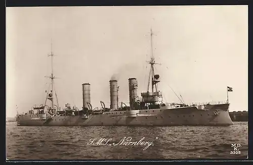 AK Kriegsschiff S.M.S. Nürnberg vom Ostasiengeschwader vor einer Küste