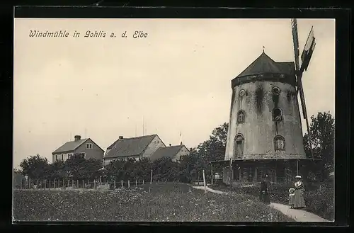 AK Gohlis a. d. Elbe, Windmühle mit Frauen und Kind davor