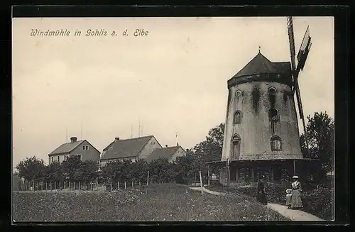 AK Gohlis a. d. Elbe, Windmühle mit Frauen und Kind davor