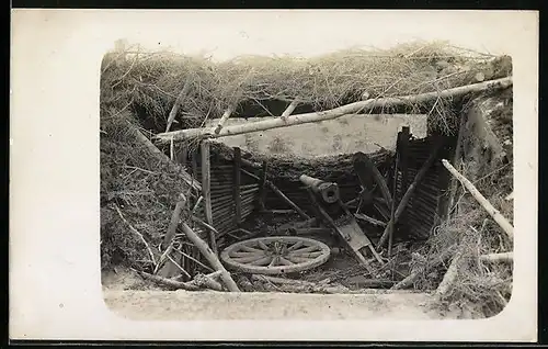 Foto-AK zerstörtes 4. Geschütz nach einem Volltreffer 1917