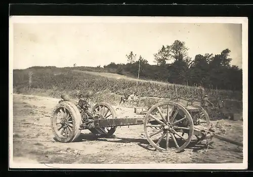 Foto-AK kleines Artillerie Geschütz auf langem Wagen im Kriegsgebiet