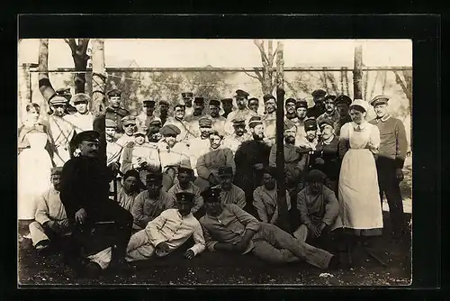 Foto-AK französiche Kriegsgefangene / POW im Lazarett mit Krankenschwestern