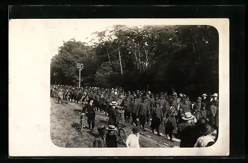 Foto-AK franzöischen Kriegsgefangenen / POW beim Abtransport mit deutschen Soldaten des Rgt. 18