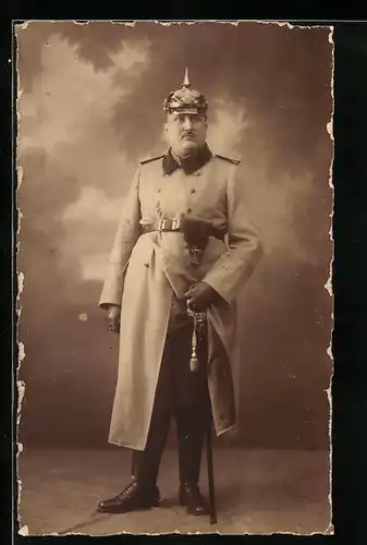 Foto-AK korpulenter preussicher Soldat in Uniform mit Pickelhaube und Säbel, Pistolentasche